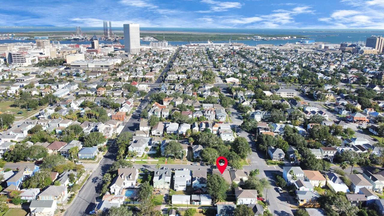 Cozy Historic Galveston House-8 Min Walk To Beach! Exterior photo